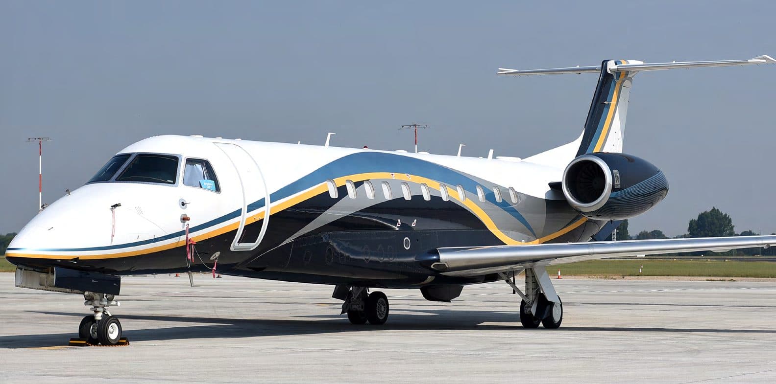 Embraer Legacy 650 exterior